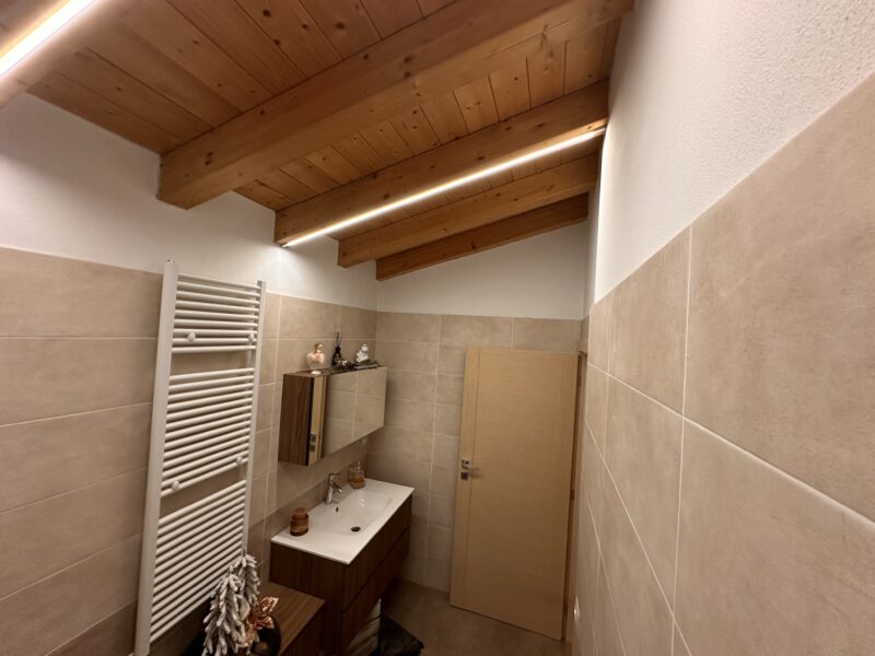 Illuminazione a LED per soffitto in travi di legno